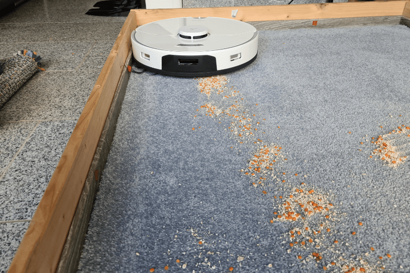 Roborock S7 Pro Ultra vacuum robot doing the oatmeal suction test on a high pile carpet.